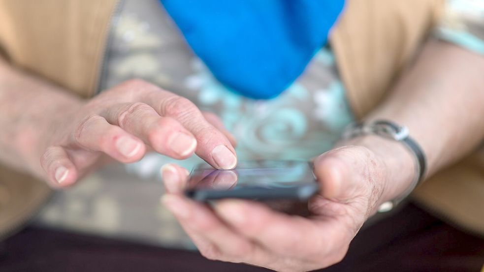Häufig suchen die Täter in Telefonbüchern nach ihren potentiellen Opfern. (Symbolbild) Foto: Sebastian Gollnow/dpa