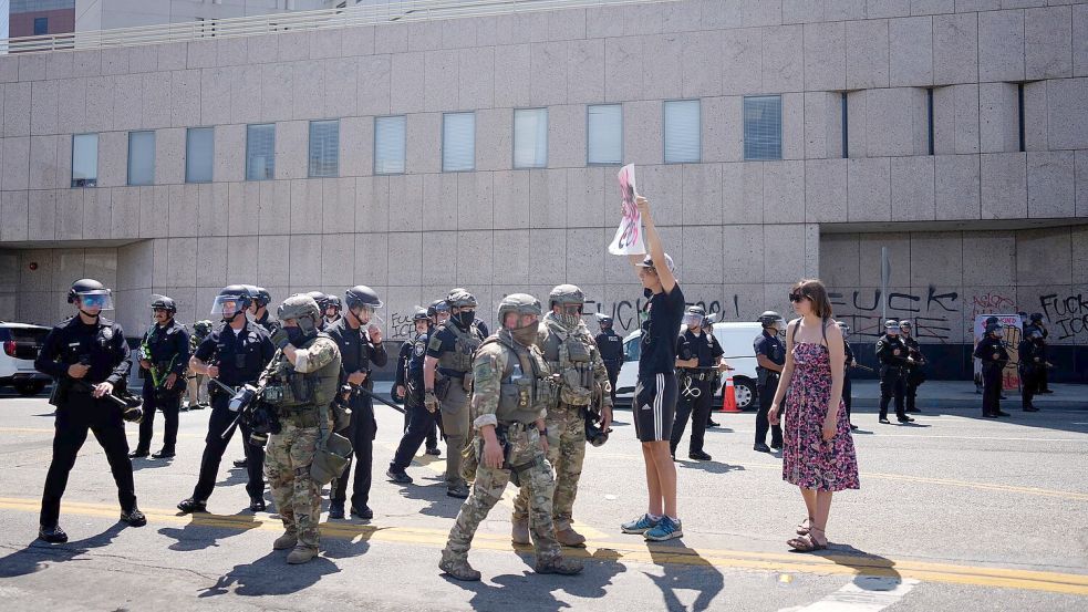 Seit Freitag protestieren Menschen in der US-Westküstenmetropole gegen die einschüchternden Razzien der Behörden. Foto: Eric Thayer/AP/dpa