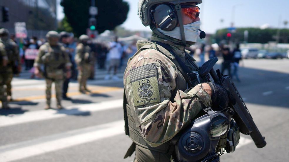 Die Nationalgarde soll die Einwanderungsbehörde ICE schützen, die Trumps beispiellose Massenabschiebungen durchführen soll. Foto: Eric Thayer/AP/dpa
