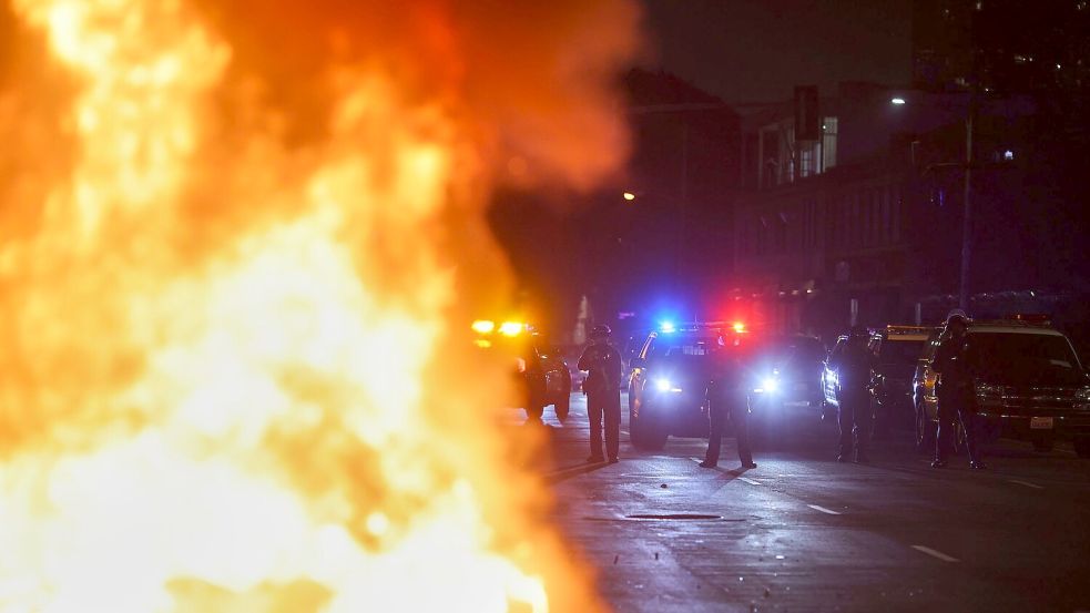 Bei den Protesten in Los Angeles wurden auch Autos angezündet. Eher eine Ausnahme, doch das sorgt für Aufsehen. Foto: Ethan Swope/FR171736 AP/dpa