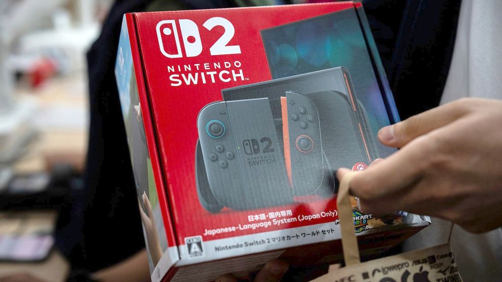 Schon die Vorbestellungen der Switch 2 waren schnell ausgeschöpft. (Archivbild) Foto: Louise Delmotte/AP/dpa