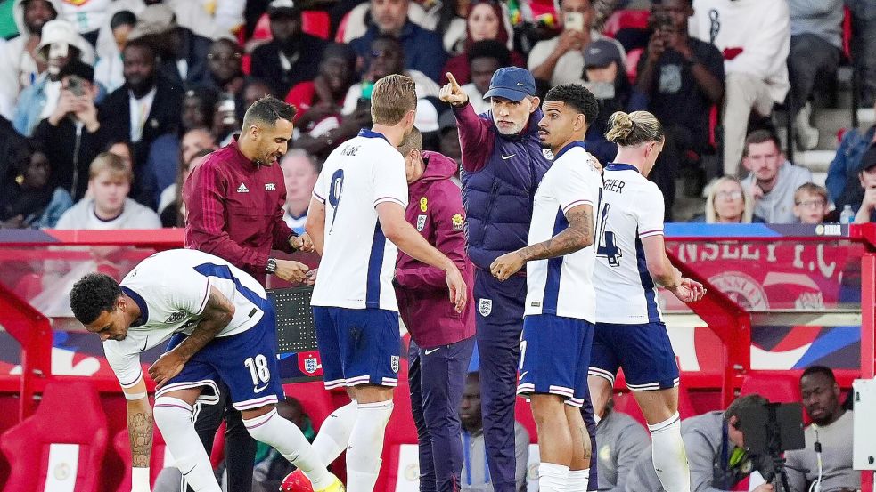 Englands Trainer Thomas Tuchel (M) konnte mit der Leistung seiner Spieler gegen das Team aus Senegal nicht zufrieden sein. Foto: Mike Egerton/PA Wire/dpa
