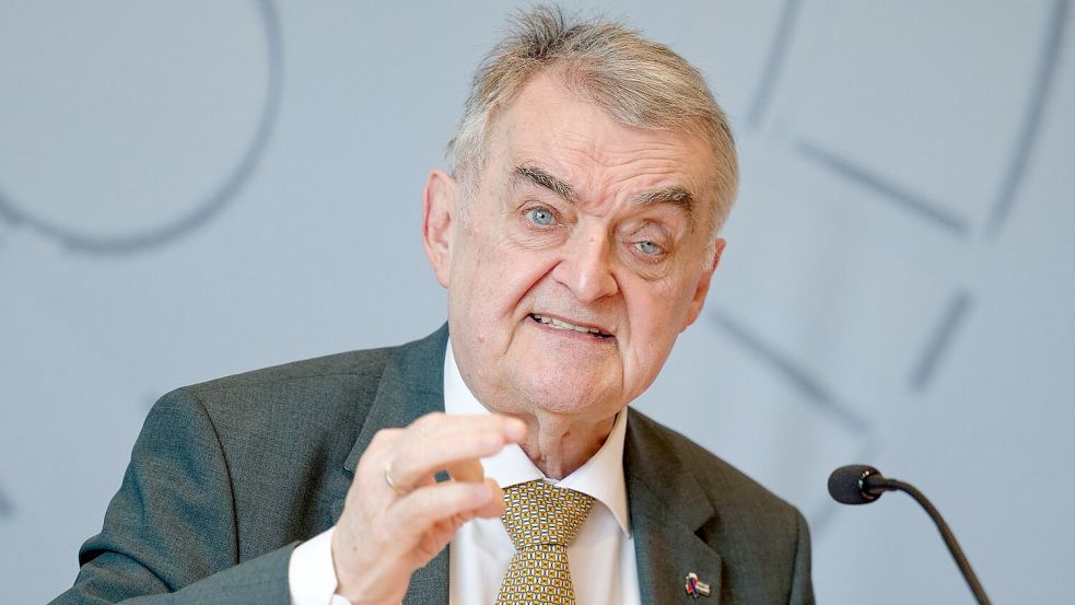 NRW-Ministerpräsident Reul macht vor allem die zunehmende Radikalisierung junger Menschen Sorge. Foto: Henning Kaiser/dpa