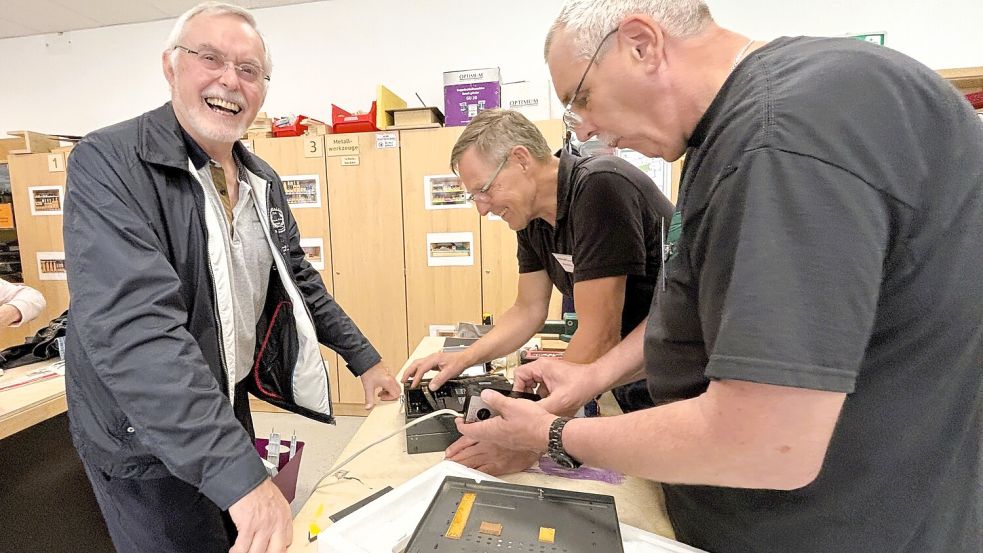 Reparatur-König Bernd Roehrich (von links) nutzt die Ruhe beim Start des Repair-Cafés in Wiesmoor und bringt immer wieder neue Geräte von zu Hause mit. Michael Eckert und Albert Post ist das nur recht. Foto: Nicole Böning