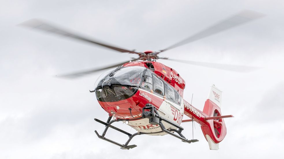 Mit einem Rettungshubschrauber wird das Mädchen in eine Kinderklinik gebracht. (Symbolbild) Foto: Daniel Karmann/dpa