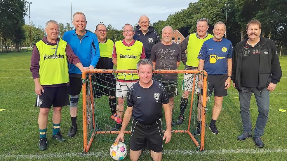 Freuen sich auf neue Mitspieler (stehend, von links): Harald Tinnemeyer, Eckhard Straatmann, Karl-Heinz Tebben, Ralph Penning, Hermann Schulte, Ernst Meißler, Michael Reemts, Klaus Meißner, Herbert Pranger und Frank Schmidt (im Tor). Fotos: Scherzer