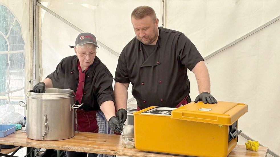 Elfriede Folkerts (Johanniter Wiesmoor) und Michael Zischke (Johanniter-Kältebus Oldenburg) bereiten sich auf die Essensausgabe vor. Foto: privat