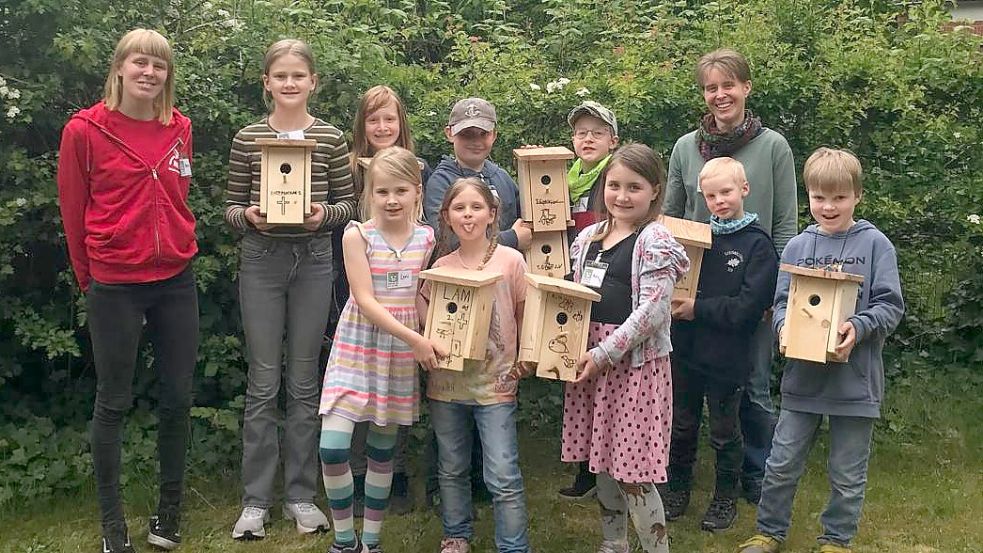 Stolz auf ihre Arbeit: Die Jungen und Mädchen zeigen ihre selbstgebauten Nistkästen. Foto: privat