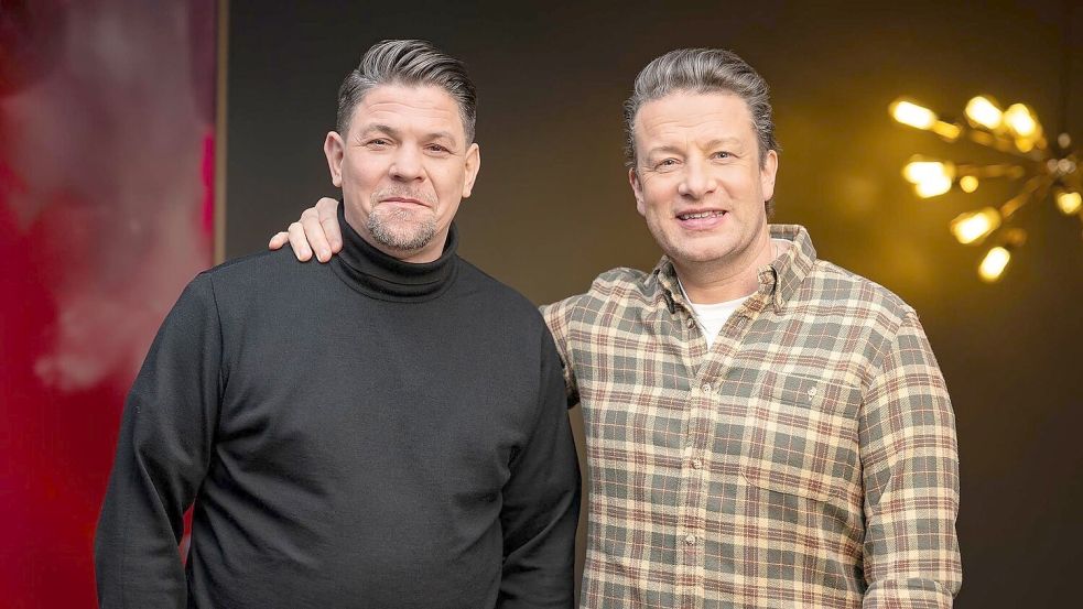 Duell der Spitzenköche: Weltstar Jamie Oliver tritt erstmals gegen den deutschen TV-Liebling Tim Mälzer an. Foto: Markus Hertrich/RTL/dpa