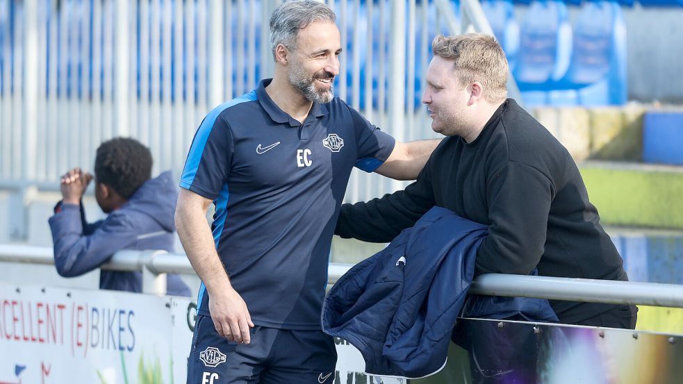 Erhan Colak (links) gibt das Traineramt nun in die Hände von Jan-Niklas Eickels (rechts), bleibt aber Sportlicher Leiter. Foto: Doden/Emden