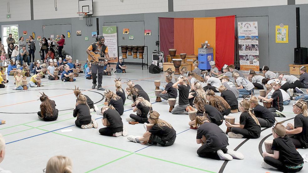 Trommelmeister Ababacar Coly (mit Gitarre) gab den Ton an, und die Kinder schlugen die Trommeln. Beim Abschlusskonzert gingen sie auf eine musikalische Reise nach Afrika. Foto: Melchert Stromann