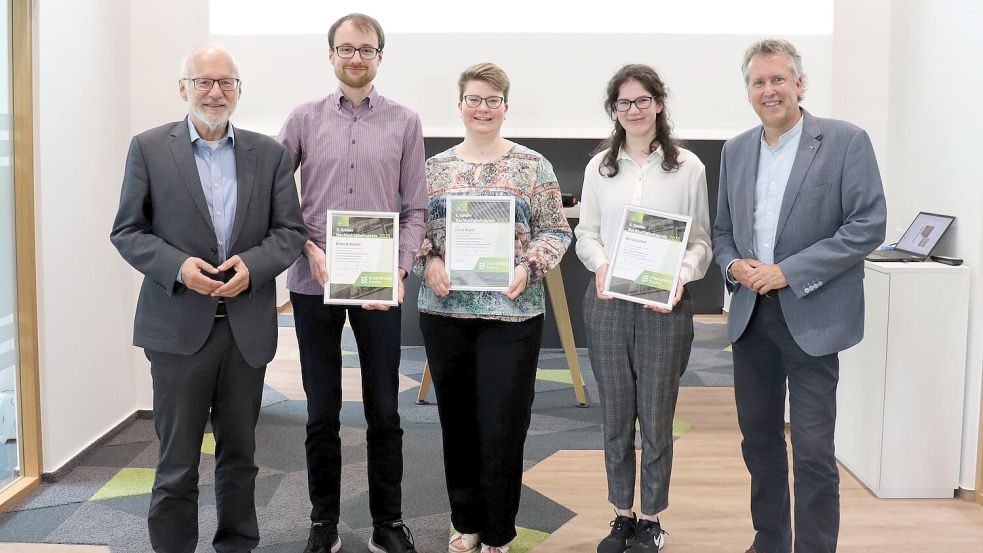 Hochschulpräsident Prof. Dr. Gerhard Kreutz (links) und Stadtwerke-Geschäftsführer Jens Gieselmann (rechts) zeichneten die Studierenden Robert Plieth (von links), Lena Beyer und Anna Liehm mit dem Emder Nachhaltigkeitspreis aus. Foto: privat