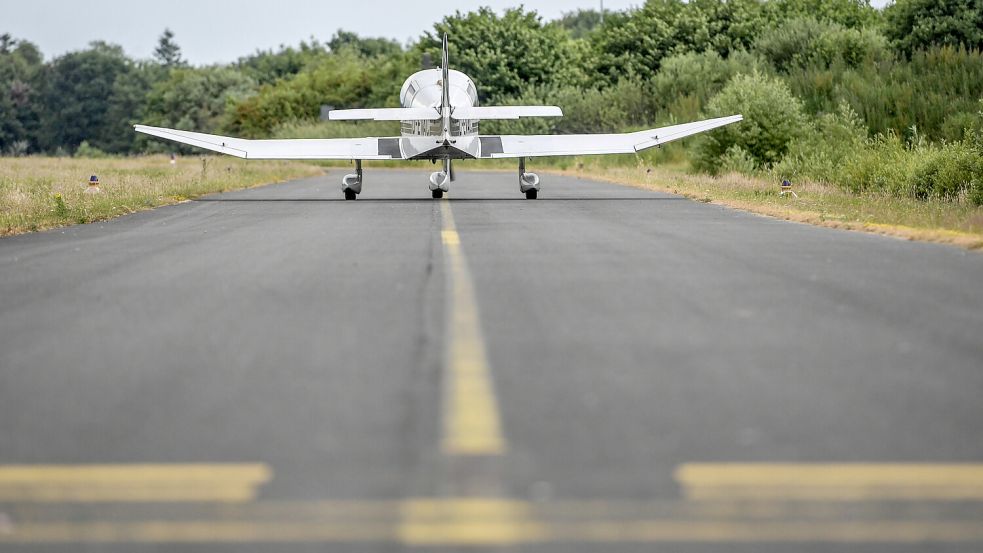 Zahlreiche Flugzeuge steuern den Flugplatz in Nüttermoor an. Foto: Klaus Ortgies/Archiv