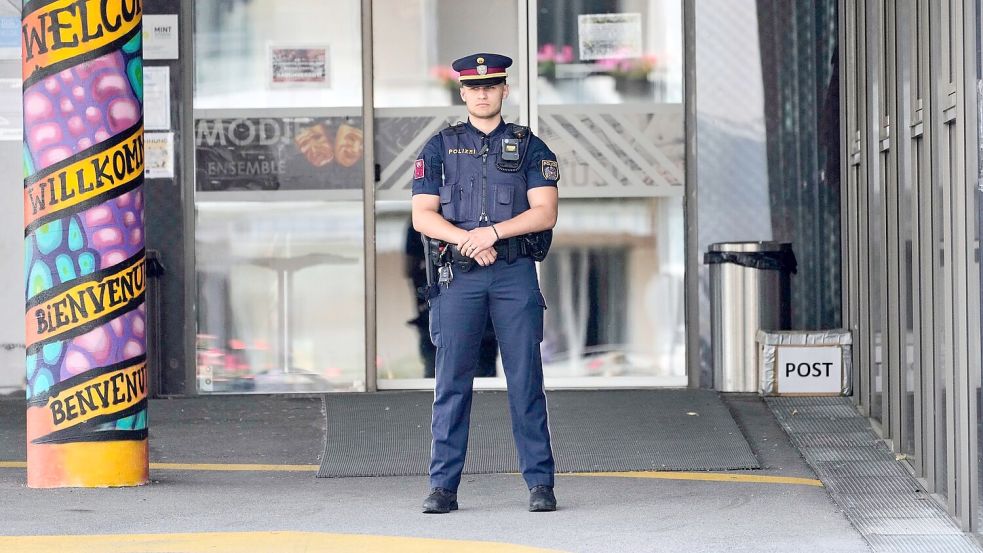 Die Polizei war auch am Tag nach der Tat an der Schule präsent. Foto: Darko Bandic/AP/dpa
