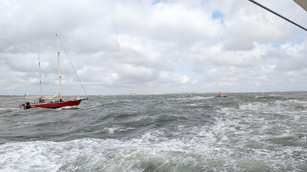 Bei schwerem Wetter trieb die Segelyacht nach einem Maschinenausfall manövrierunfähig bei Borkum-Riff in der Nähe des Schifffahrtsweges in der Deutschen Bucht. Die Seenotretter brachten sie sicher nach Borkum. Foto: DGzRS/die Seenotretter