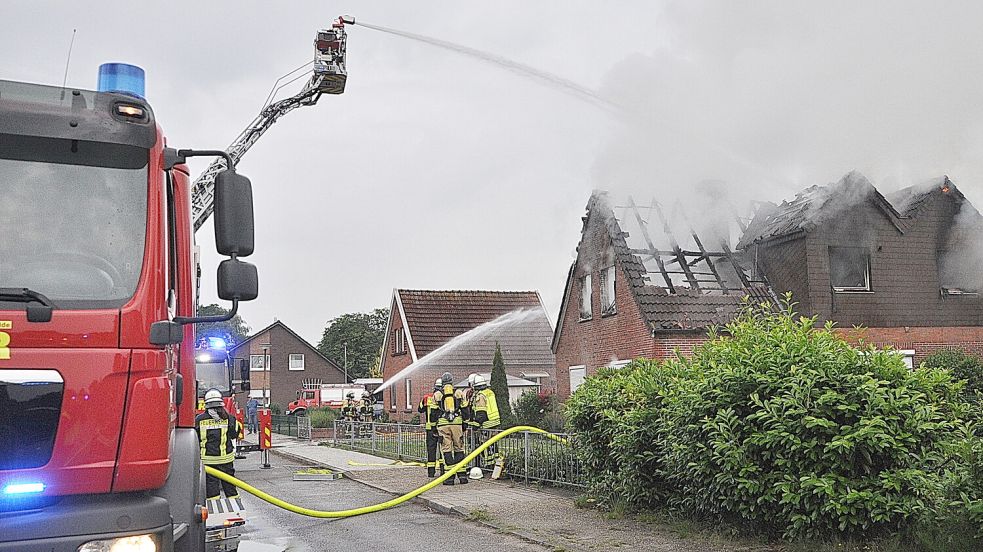 Der Dachstuhl des Einfamilienhauses hatte Feuer gefangen. Foto: Bodo Wolters