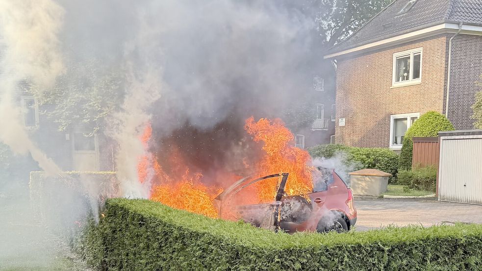 Polizei und Feuerwehr wurde zu einem Fahrzeugbrand in Leer gerufen. Foto: Feuerwehr