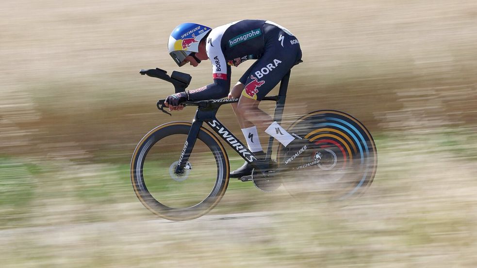 Florian Lipowitz ist bei der Dauphiné-Rundfahrt nun schon Gesamtzweiter. Foto: Anne-Christine Poujoulat/AFP/dpa