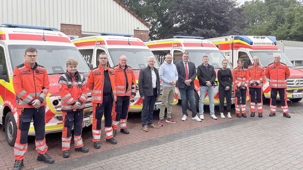Am DRK-Standort in Hesel erfolgte die Übergabe der drei neuen Notfallkrankentransportwagen. Ganz rechts steht ein Rettungswagen. Foto: Lars Löschen