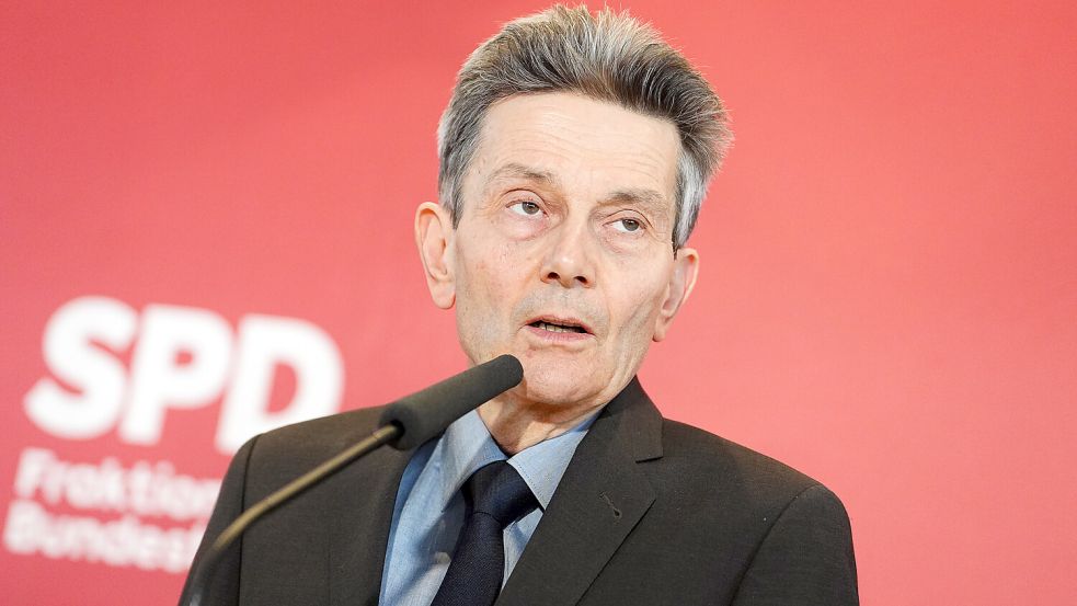 Zu den Unterzeichnern des SPD-Manifests gegen Aufrüstung gehört der ehemalige Fraktionschef Rolf Mützenich. Foto: dpa/Kay Nietfeld