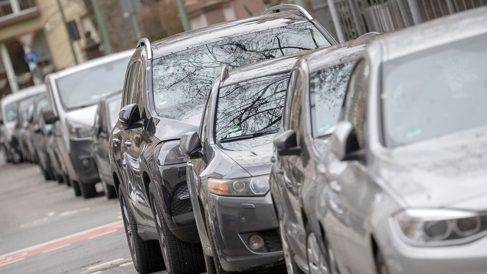 Die durchschnittliche Höhe der Motorhauben von Autos hat sich laut einer Studie seit 2010 jährlich um 0,5 Zentimeter erhöht. (Archivbild) Foto: Sebastian Gollnow/dpa
