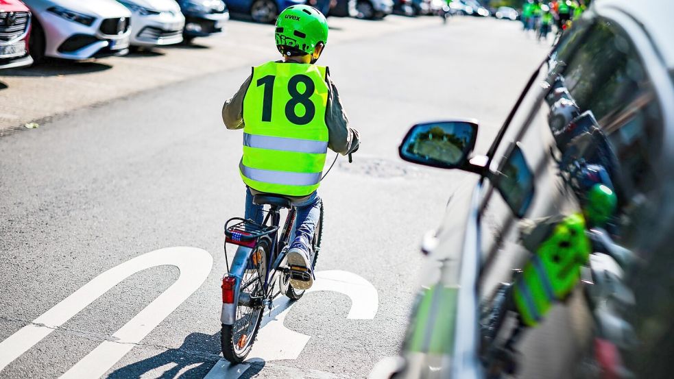Laut Studie erschweren hohe Motorhauben die Sicht vor allem auf kleinere Menschen, wie Kinder, die sich vor dem Auto befinden. (Archivbild) Foto: Christoph Reichwein/dpa