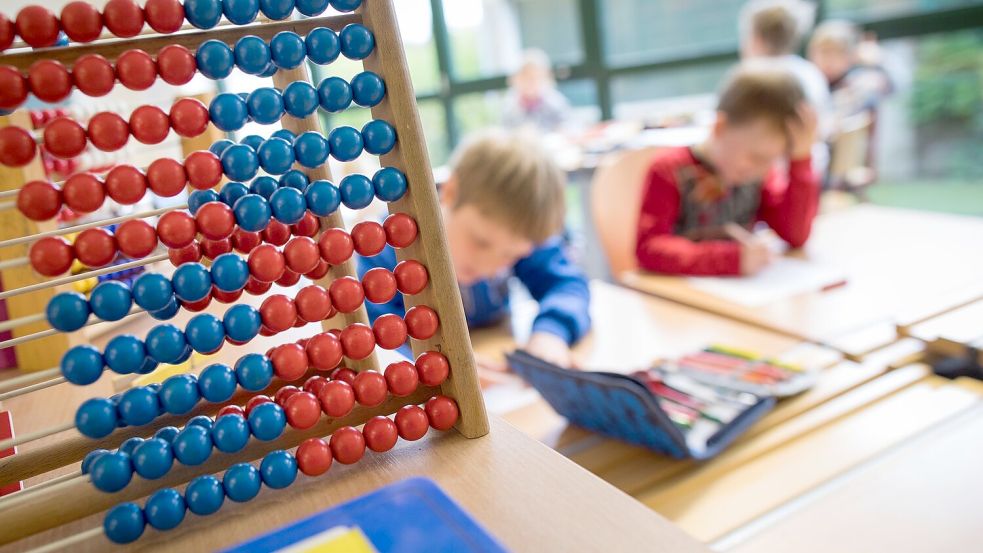 Schon nach vier Monaten schneiden Jungen demnach in Mathe etwas besser ab als Mädchen. (Archivbild) Foto: Frank Rumpenhorst/dpa