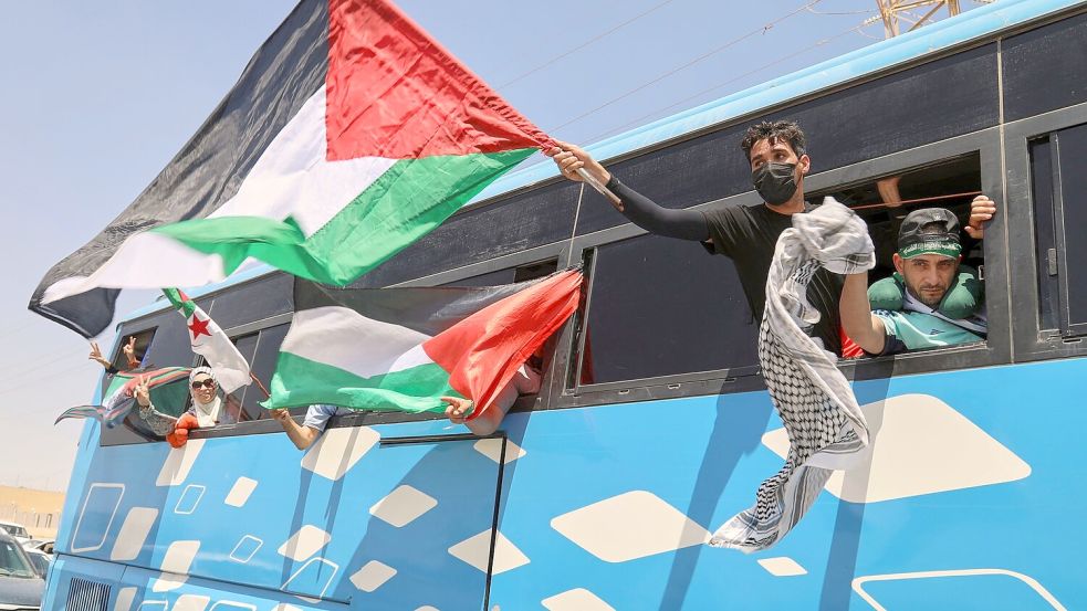 Aktivisten wollen am Grenzübergang Rafah gegen Israels Angriffe im Gazastreifen protestieren. Foto: Yousef Murad/AP/dpa