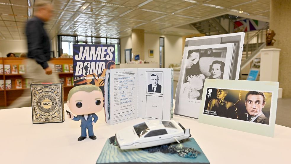 Im Stadtarchiv sind Exponate der Ausstellung „Liebesgrüße aus Wattenscheid“ zu sehen - dazu zählt auch ein Replikat des Ausweises von James Bond, welches den Wattenscheider Geburtsort des Geheimagenten bescheinigt. Foto: -/Stadt Bochum/dpa