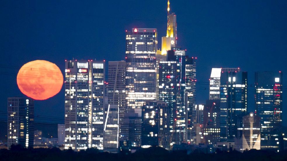 In Frankfurt reihte sich der Erdbeermond in die Skyline ein. Foto: Boris Roessler/dpa