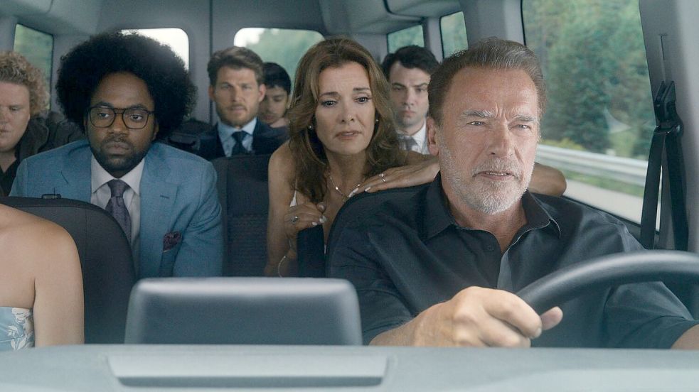 Monica Barbaro (links) als Emma Brunner und Arnold Schwarzenegger (rechts) als Luke Brunner in einer Szene der Serie „Fubar“. Foto: Quelle: Netflix/dpa