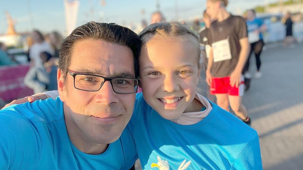 Stolz in Bensersiel: Sebastian und Anna Bete haben als Vater-Tochter-Gespann den Ossiloop geschafft. Foto: Sebastian Bete