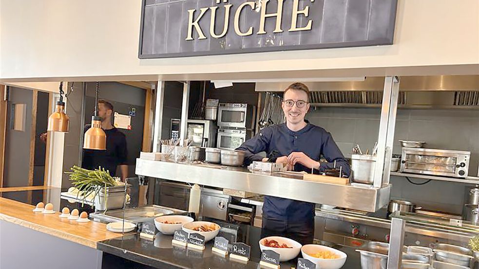 Von der Küche aus hat Inhaber und Koch Denis Kabaj nicht nur einen Blick auf die Kochtöpfe, sondern auch auf den Gastraum. Foto: Stephanie Tomé