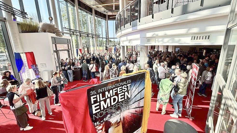 Ein volles Foyer im Festspielhaus am Wall zur Eröffnung des Internationalen Filmfests Emden-Norderney an diesem Mittwoch. Foto: Klaus Ortgies