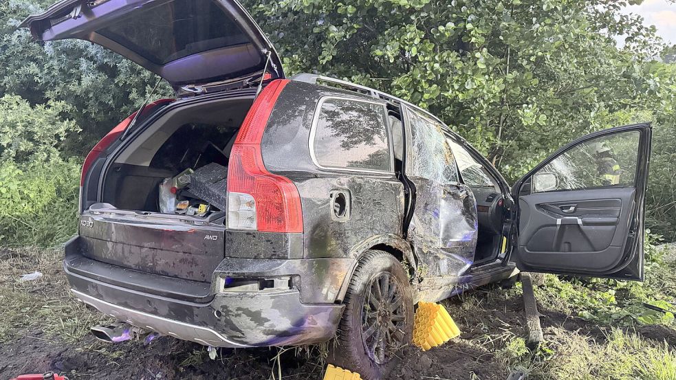 Der Volvo wurde bei dem Unfall schwer beschädigt. Foto: Dorian Kersten/Feuerwehr Riepe