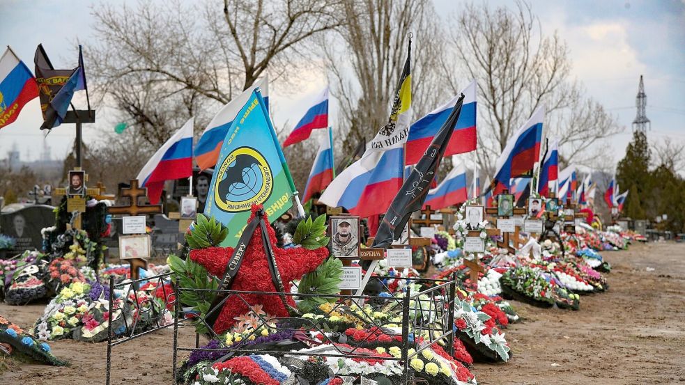 Russland selbst macht keine Angaben zu seinen getöteten und verletzten Soldaten im Angriffskrieg gegen die Ukraine. (Archivbild) Foto: Uncredited/AP/dpa