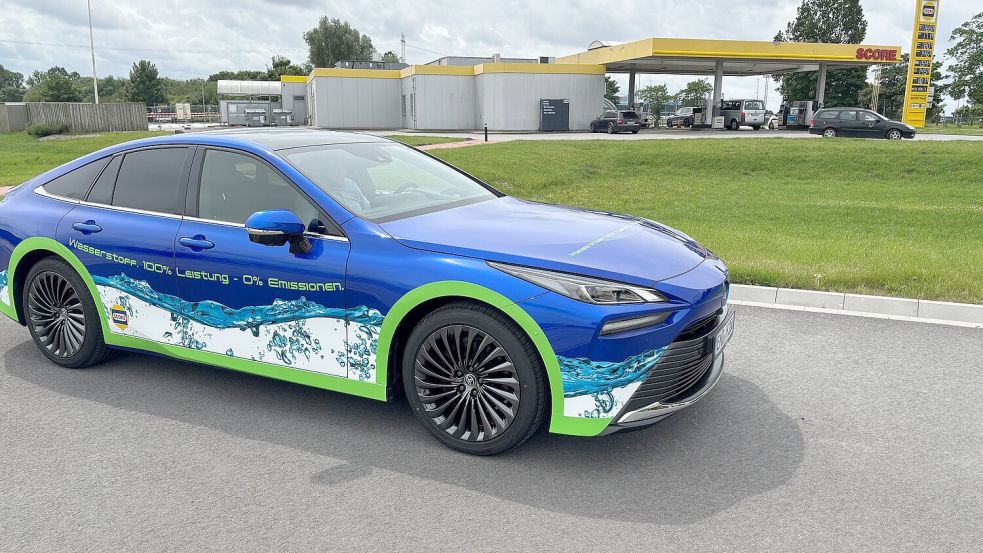 Hinter dem Toyota-Wasserstoffauto ist die Score-Tankstelle in Emden zu sehen. Links daneben wird für die Wasserstofftechnologie gebaut. Foto: Teschke
