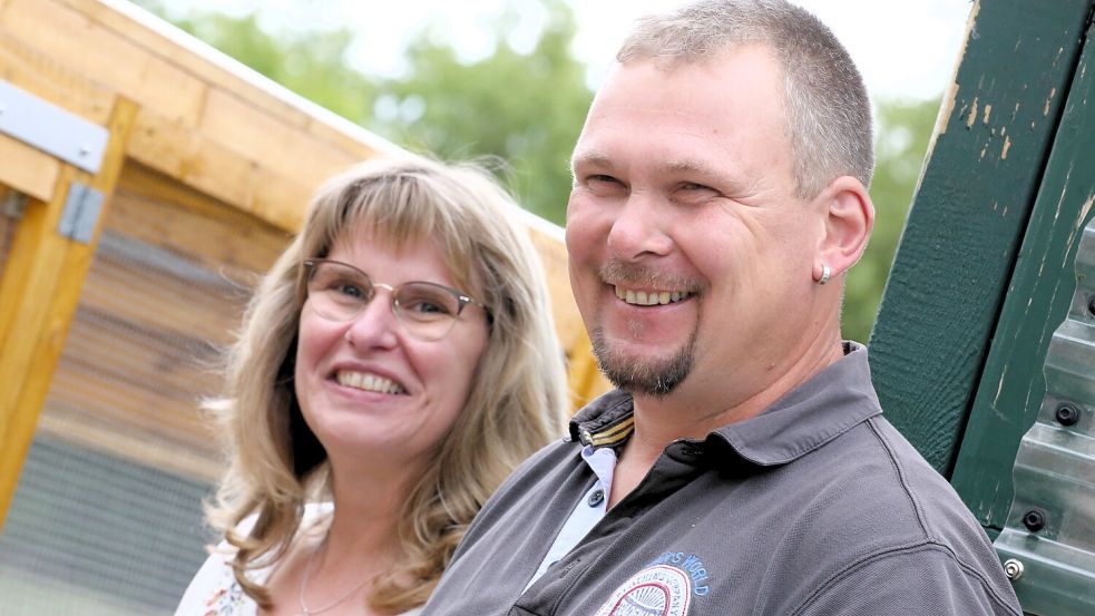 Karin und Frank Juilfs aus Spetzerfehn haben vor einem Jahr im Garten eine Rebhuhn-Villa gebaut. Mit ihren Erfahrungen möchten sie Auswilderungsprojekte unterstützen. Foto: Nicole Böning