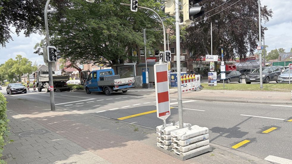 An der Hauptstraße wurde eine Ampel aufgebaut. Teile der Fahrbahn müssen gesperrt werden. Foto: Karin Lüppen