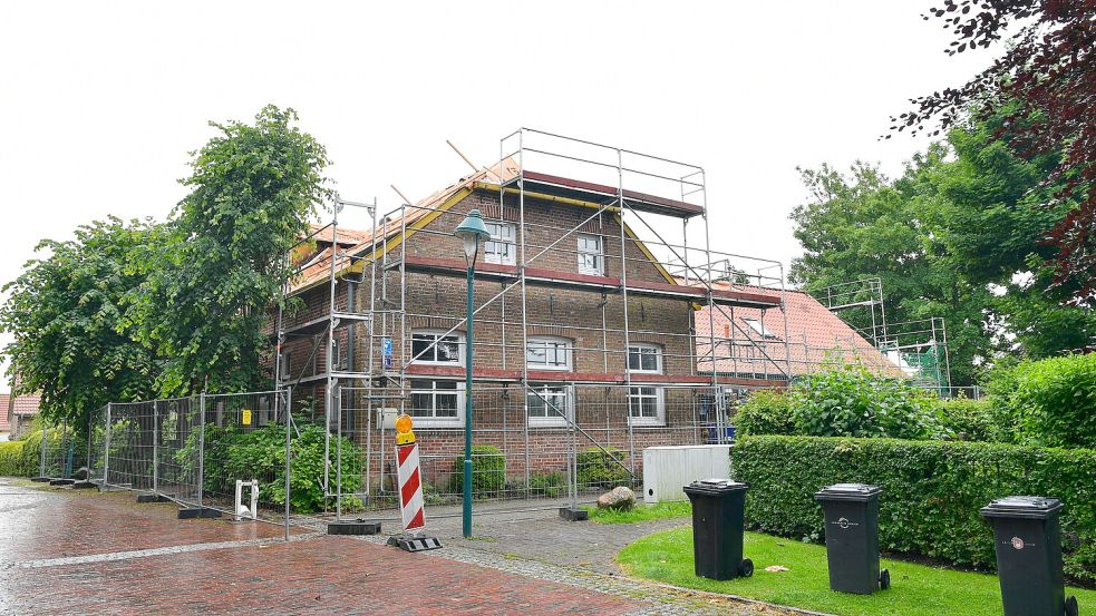 Direkt neben dem Jugend- und Kulturhaus in Visquard brach am 9. Mai 2025 ein Feuer aus, welches sich schnell auf das Gebäude ausbreitete. Foto: Heinz Wagenaar