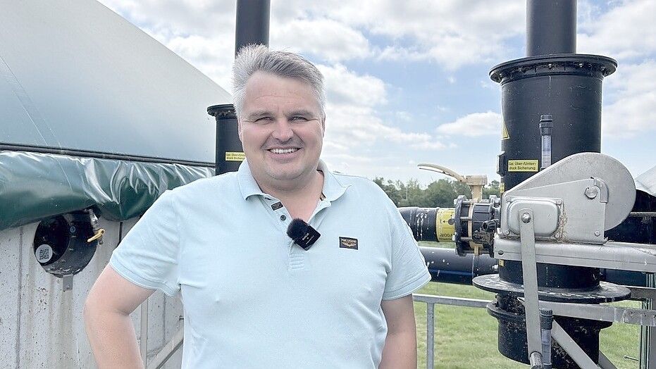 Stefan Sweers hat einiges investiert in seine Biogasanlage. Durch das, was er für die Einspeisung an Energie ins Stromnetz erhält, trägt sie sich vorerst selbst. Foto: Rilana Kubassa
