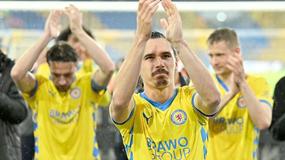 Nach dem Rückspiel der Relegation zwischen Eintracht Braunschweig und dem 1. FC Saarbrücken gab es von Braunschweig Applaus für die Fans und für die Gegner. Laut Kolumnist Udo Muras gebührt der Applaus auch der gesamten Bundesliga-Saison. Foto: dpa/Swen Pförtner