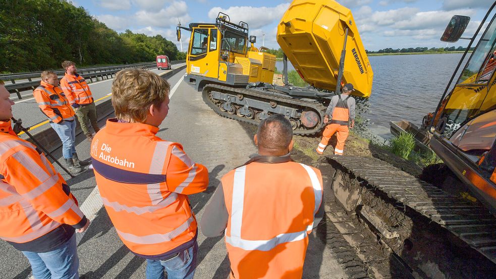 Enge Angelegenheit: Der Dumper entlädt den Schotter unter den Augen von Projektverantwortlichen und Mitarbeitern. Fotos: Klaus Ortgies