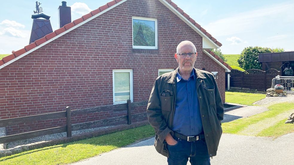Frank Buhmann besitzt ein Häuschen auf Nordstrand, in dem niemand wohnen darf. Foto: Ilse Buchald
