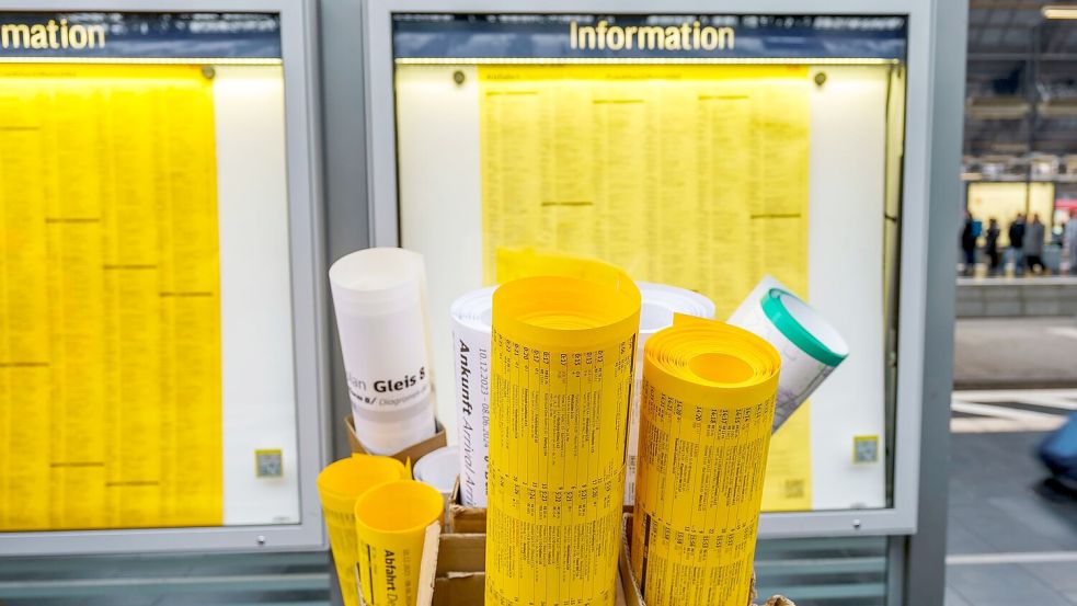 Vor einem guten halben Jahr hat die Bahn schon mal einen Rückzieher gemacht: Nach heftiger Kritik blieben die weißen Ankunftspläne an Bahnhöfen hängen. (Archivbild) Foto: Andreas Arnold/dpa