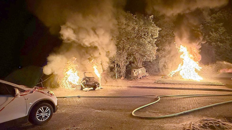 In der Nacht zu Donnerstag musste die Feuerwehr brennende Autos löschen. Foto: Feuerwehr