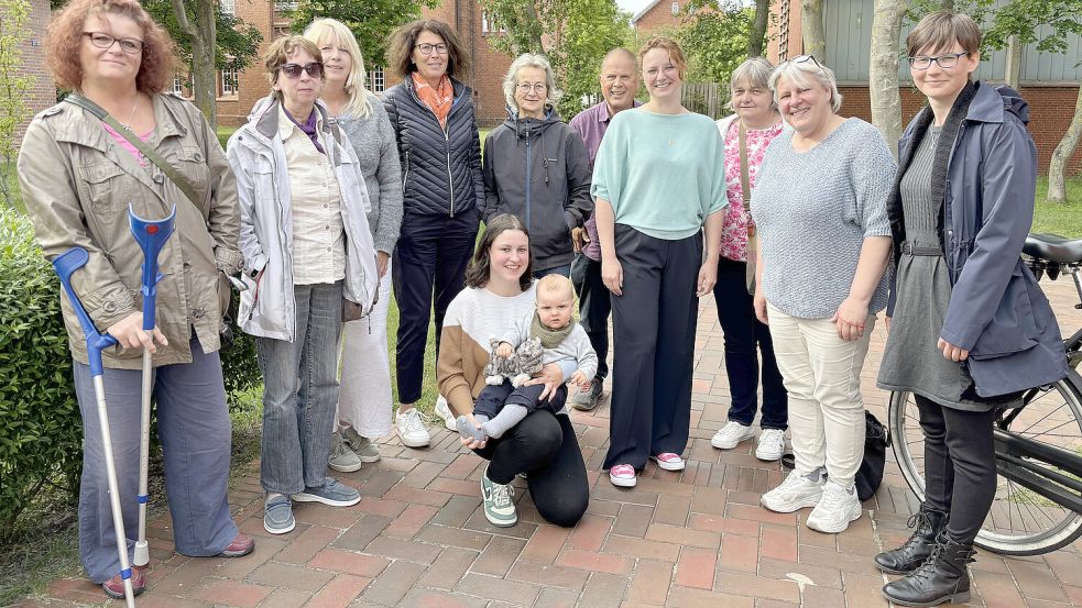 Engagieren sich gegen die Verschwendung von Lebensmitteln: Petra Gerlach (von links), Friederike Krenzke, Sabine Rau, Anja Onnenga, Mirjam Panzer, Bernd Wolf, Janna Schmidt, Sabine Colmer, Claudia Kulhanek, Sandra Franke und vorne Janina Kulhanek mit Sohn Joke. Es gibt überdies noch weitere ehrenamtliche Helfer. Foto: Florian Ferber