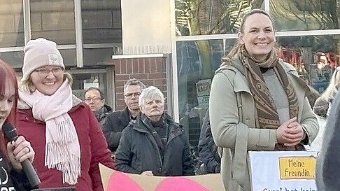 Darinka Herrmann (rechts) und Sonja Gosch haben schon mehrere Spontan-Demos in Emden organisiert. Foto: Mona Hanssen/Archiv