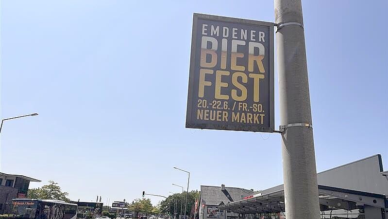 Mit diesen Plakaten wird aktuell an vielen Orten in der Stadt auf das Bierfest hingewiesen, hier an der Auricher Straße. Foto: Stephanie Tomé