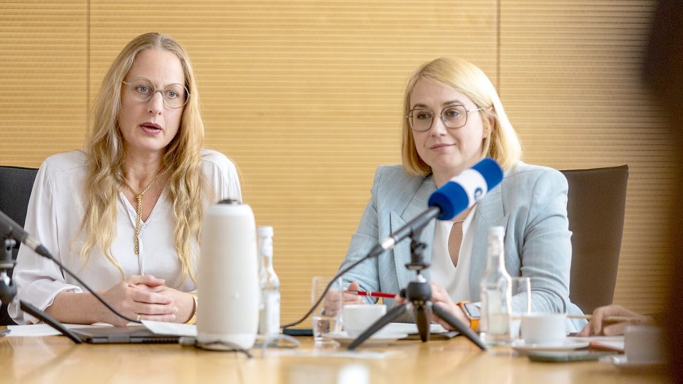 Stadt und Landkreis Osnabrück planen eine neue medizinische Hochschule. Oberbürgermeisterin Katharina Pötter und Landrätin Anna Kebschull stellten die Pläne am Dienstag in einer Pressekonferenz vor. Foto: Benjamin Beutler